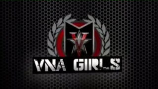 Heta lesbiska Vicky Vette och Natasha slickar sina saftiga fittor!