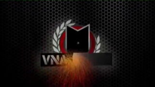 Mogen strippare Julia Ann retar hennes klitoris medan hon knullar hennes hål med dildo!