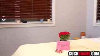 MILF-fru får speciell styvmors dag-present från hanrej-maken