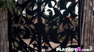 Sexig helt naturlig petite MILF exponerar het kropp medan hon poserar för Playboy