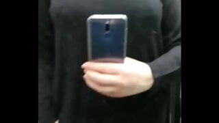 Finsk mogen tjej som hoppar med sina bröst för mig