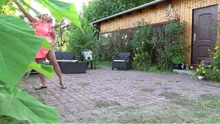 utomhus penis pumpning med bystig mogen